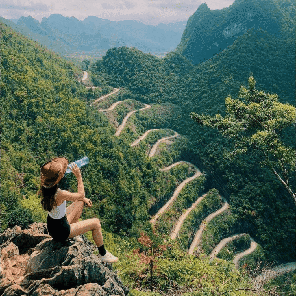 Đồi núi và những cung đường uốn lượn tạo nét đặc sắc thu hút Hà Giang-Vẻ đẹp thiên nhiên và văn hóa đặc sắc của Hà Giang (Tuyên Quang)