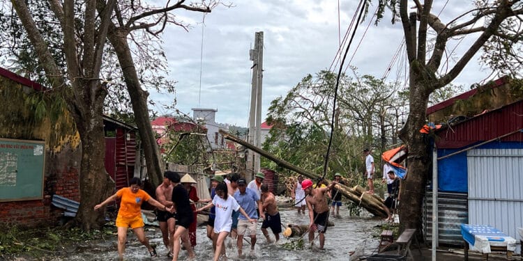 Bão số 5 gây thiệt hại nặng nề tại Bắc Trung Bộ: 1 người chết, hàng trăm ngôi nhà tốc mái