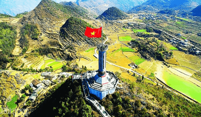 Cột cờ Lũng Cú là biểu tượng thiêng liêng nơi địa đầu đất nước-Vẻ đẹp thiên nhiên và văn hóa đặc sắc của Hà Giang (Tuyên Quang)