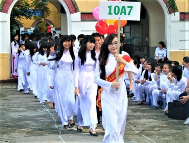 Một hình ảnh truyền thống và rất đỗi Việt Nam, gợi lên sự trang nghiêm và ký ức đẹp mùa khai trường.