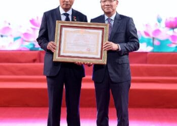 Phó Thủ tướng Lê Thành Long trao danh hiệu Anh hùng Lao động cho ông Mai Đức Chung