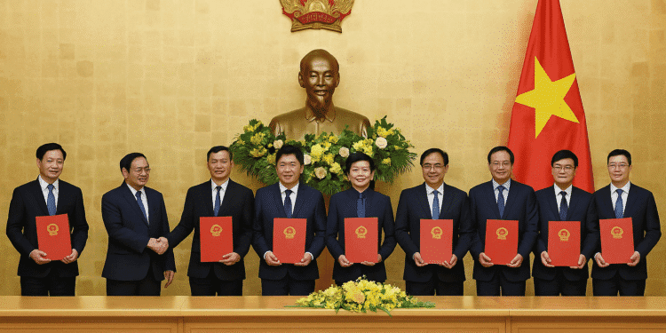 Thủ tướng trao quyết định bổ nhiệm lãnh đạo tại 8 bộ, cơ quan