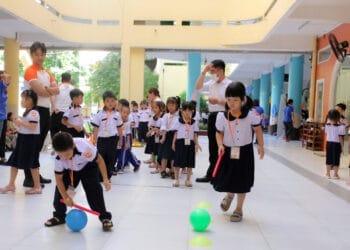 Học sinh mặc đồng phục trường, đang đứng trong lớp/hành lang