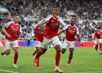 Arsenal ngược dòng cảm xúc trước Newcastle: Gabriel tỏa sáng phút bù giờ