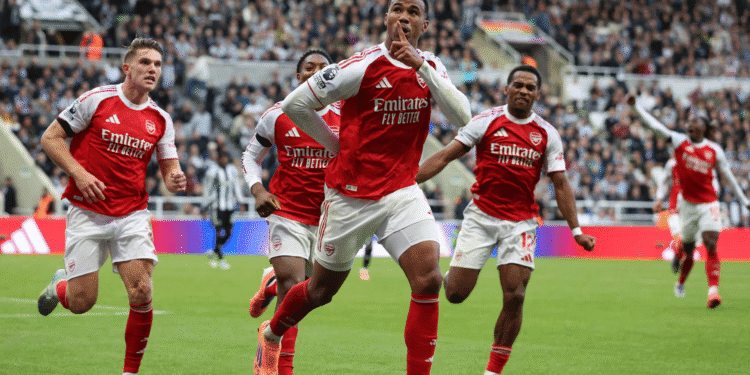 Arsenal ngược dòng cảm xúc trước Newcastle: Gabriel tỏa sáng phút bù giờ