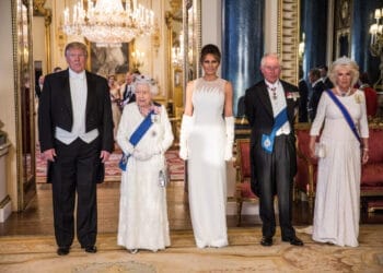 Trump đứng cùng Vua Charles trong trang phục lễ nghi