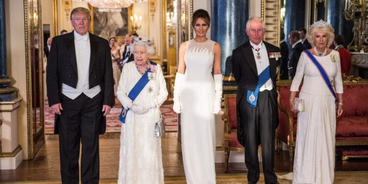 Trump đứng cùng Vua Charles trong trang phục lễ nghi