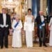 Trump đứng cùng Vua Charles trong trang phục lễ nghi