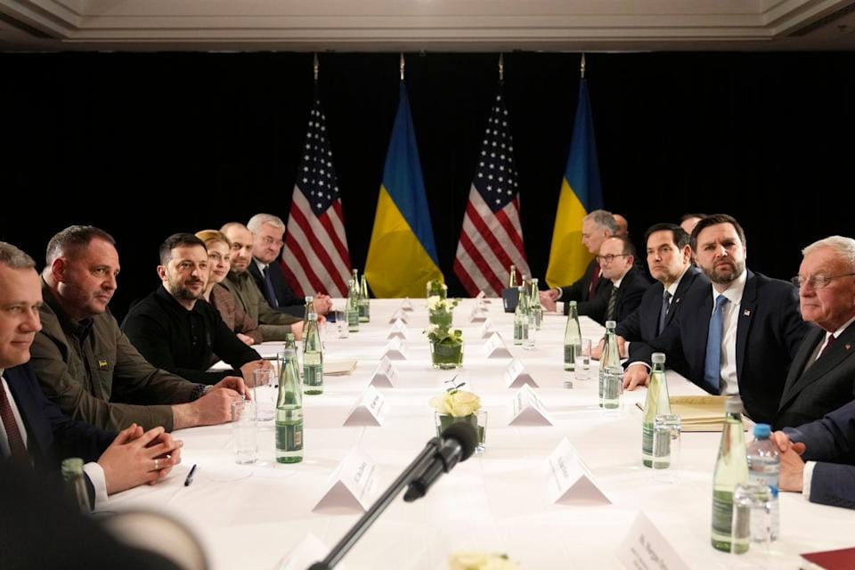 Các đại diện Ukraine và các đồng minh phương Tây ngồi xung quanh bàn đàm phán, biểu tượng cho nỗ lực ngoại giao quốc tế hỗ trợ Kiev.