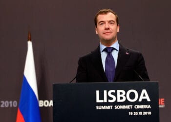 Ông Medvedev đáp trả Zelensky, nhắc lại cảnh báo hạt nhân của Nga