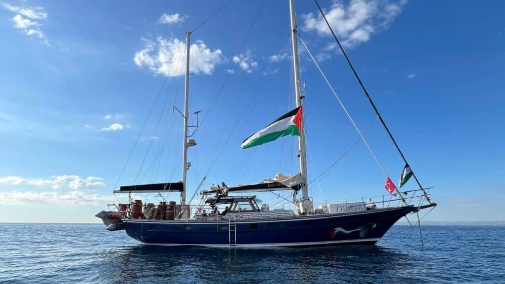Hình tàu cứu trợ có người trên boong với cờ Palestine