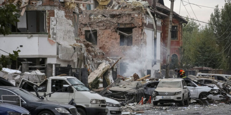 “Kyiv rung chuyển trong đêm: Nga phóng hơn 400 drone và tên lửa tấn công Ukraine”