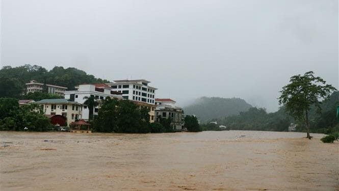 Lũ lụt ngày 1/10: Miền Trung và Bắc Bộ tiếp tục ngập sâu, cảnh báo lũ quét và sạt lở