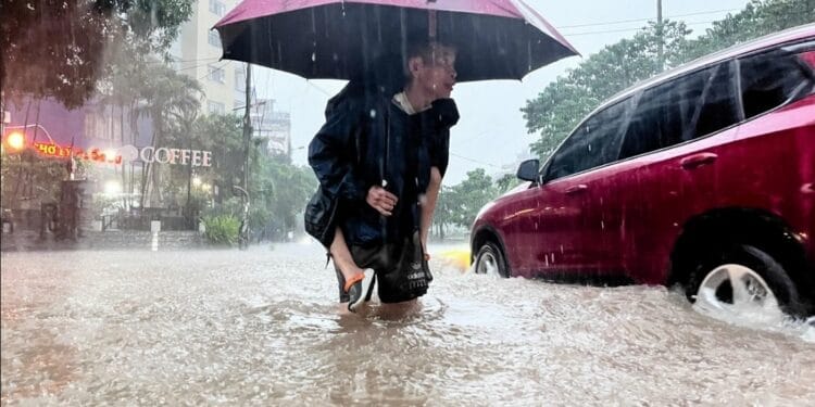 Dự báo thời tiết ngày 1/10: Mưa dông tiếp diễn, cảnh báo sạt lở vùng núi