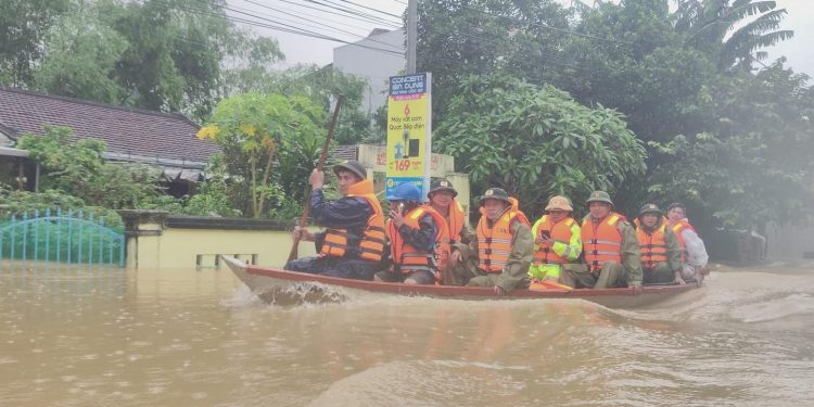 Phó Thủ tướng Trần Hồng Hà trực tiếp thăm hỏi người dân