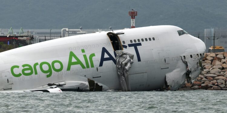 Máy bay hàng hóa trượt khỏi đường băng tại Hong Kong International Airport