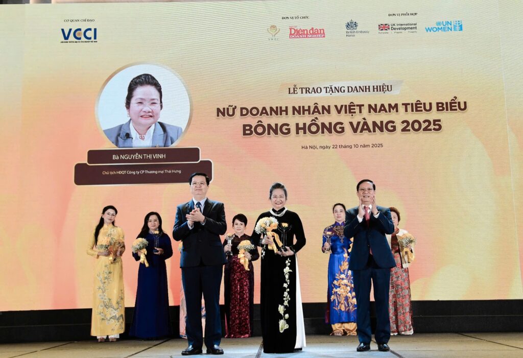 Phó Thủ tướng Mai Văn Chính và Chủ tịch VCCI Phạm Tấn Công trao danh hiệu Bông Hồng Vàng cho nữ doanh nhân Nguyễn Thị Vinh-Chủ tịch HĐQT Công ty CP Thương mại Thái Hưng - Ảnh: VGP/Giang Thanh