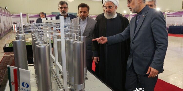 Mỹ yêu cầu Iran giao nộp toàn bộ urani làm giàu để tránh lệnh trừng phạt của Hội đồng Bảo an.