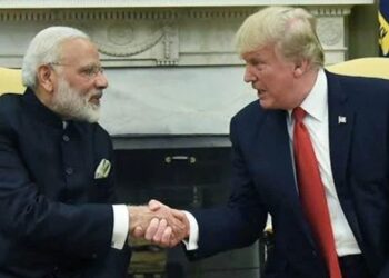 Donald Trump tuyên bố Ấn Độ sẽ ngừng mua dầu Nga, giá dầu thế giới tăng.