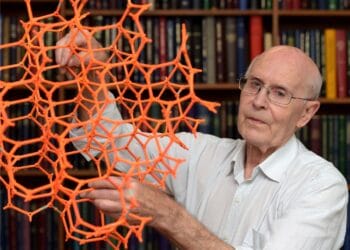 Nobel Hóa học 2025 trao cho ba nhà khoa học về khung hữu cơ-kim loại (MOFs).