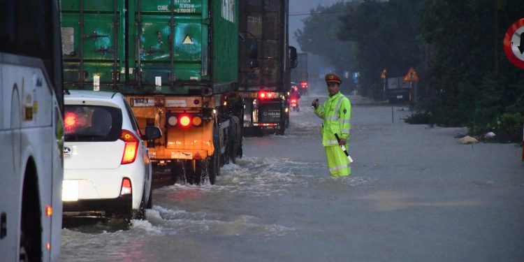 Phương án di chuyển khi quốc lộ, cao tốc qua miền Trung tắc nghẽn do mưa lũ