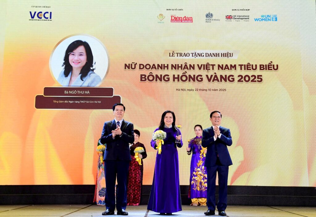 Phó Thủ tướng Chính phủ Mai Văn Chính và Chủ tịch VCCI Phạm Tấn Công trao danh hiệu Bông Hồng Vàng cho nữ doanh nhân Ngô Thu Hà - Tổng Giám đốc Ngân hàng TMCP Sài Gòn-Hà Nội - Ảnh: VGP/Giang Thanh