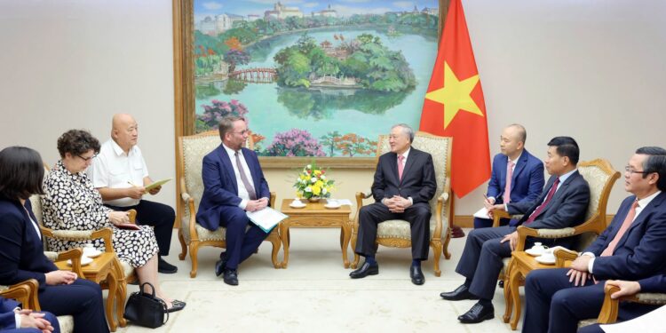 Phó Thủ tướng Nguyễn Hòa Bình tiếp Bộ trưởng bang Hessen (Đức) Timon Gremmels