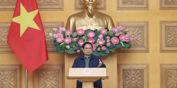 Thủ tướng Phạm Minh Chính họp khẩn: “Bằng mọi biện pháp phải tiếp tế cho người dân bị cô lập do mưa lũ miền Trung”