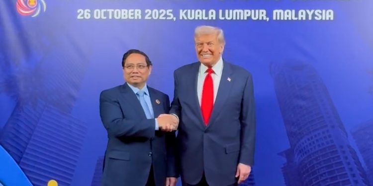 Thủ tướng Phạm Minh Chính gặp Tổng thống Hoa Kỳ Donald Trump bên lề Hội nghị Cấp cao ASEAN – Hoa Kỳ