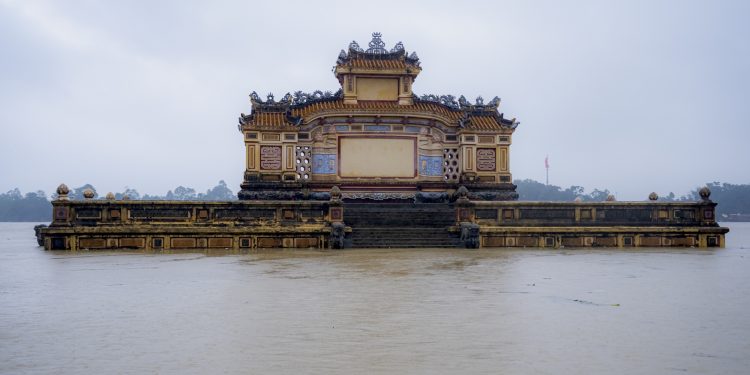 Nước lũ phủ kín các tuyến đường trung thành phố Huế