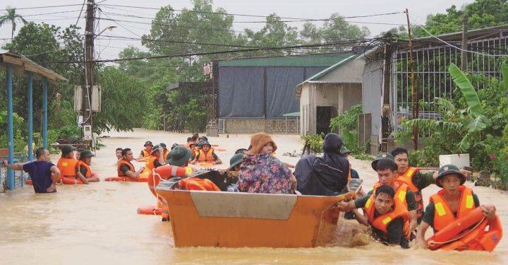 Sư đoàn 375 cơ động cứu trợ miền Trung: Tiếp tế nhu yếu phẩm, sơ tán người dân vùng lũ