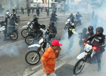 Tổng thống Ecuador thoát chết trong vụ tấn công đoàn xe giữa biểu tình phản đối chính phủ