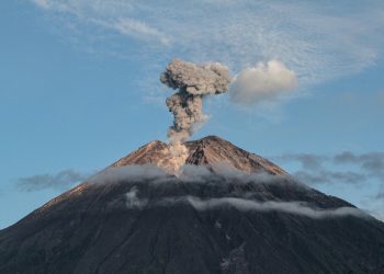 Núi lửa Semeru bất ngờ phun trào, cột tro bốc cao 800 m bao phủ bầu trời Đông Java