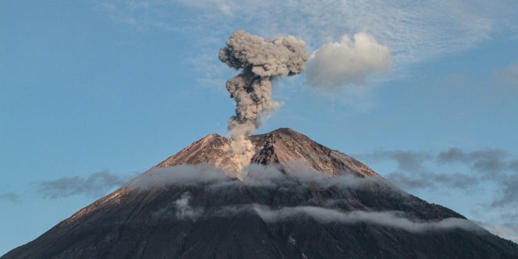 Núi lửa Semeru bất ngờ phun trào, cột tro bốc cao 800 m bao phủ bầu trời Đông Java