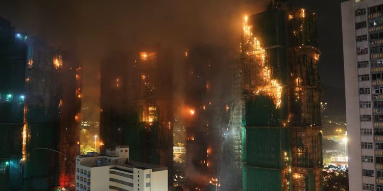 Kinh hoàng: 360 người chết, nguy kịch và mất tích trong vụ cháy 7 khối chung cư ở Hong Kong