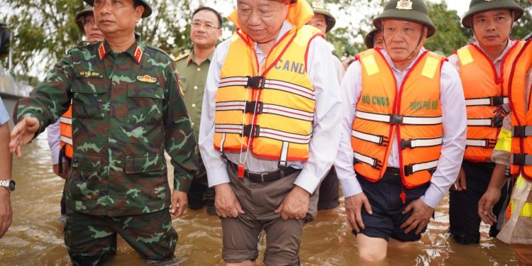 Tổng Bí thư Tô Lâm thăm, tặng quà người dân bị ảnh hưởng do mưa lũ tại Huế