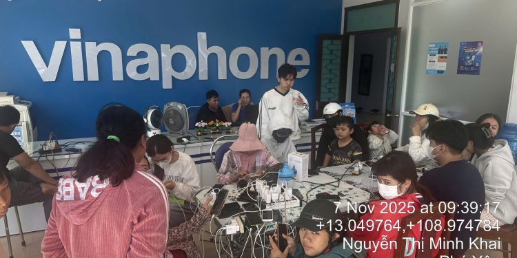 VNPT Đắk Lắk mở điểm sạc pin miễn phí giúp người dân duy trì liên lạc khi mất điện sau bão