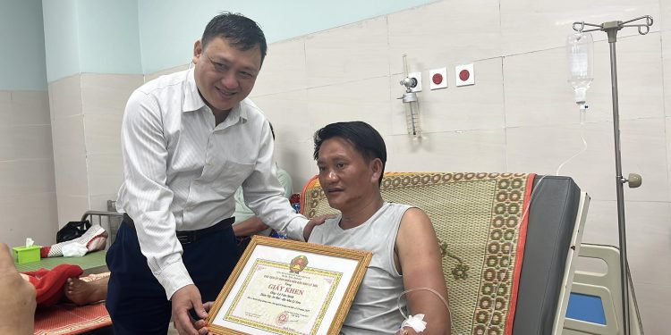 Khen thưởng hai người hùng trở về sau bão và chủ tàu ở Lý Sơn – Nghĩa cử đẹp giữa biển đời