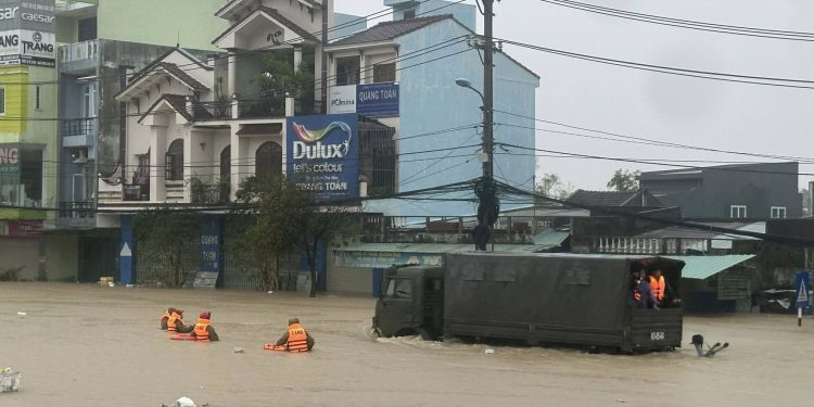 Thủ tướng ban hành Công điện 219 yêu cầu ứng phó khẩn cấp, kịp thời khắc phục hậu quả mưa lũ tại Trung Bộ