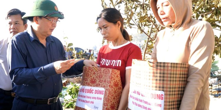 Phó Thủ tướng Hồ Quốc Dũng kiểm tra khắc phục thiệt hại bão số 13, thăm hỏi người dân Gia Lai.