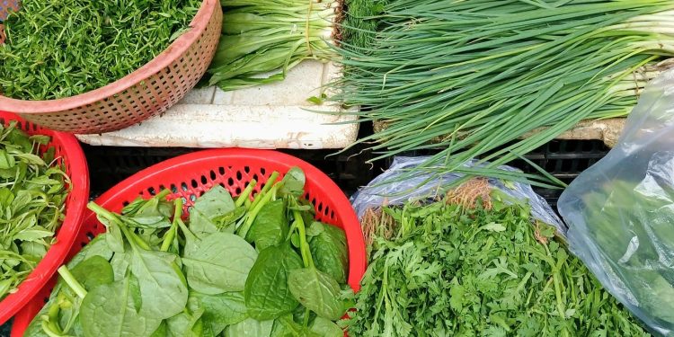 Hành lá, rau gia vị đắt hơn nhiều loại thịt: Giá rau củ tăng mạnh tại Hà Nội và TP.HCM