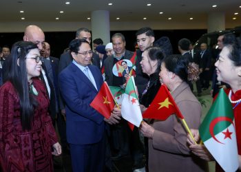 Thủ tướng Phạm Minh Chính gặp gỡ cộng đồng người Việt tại Algeria trong ngày đầu chuyến thăm chính thức