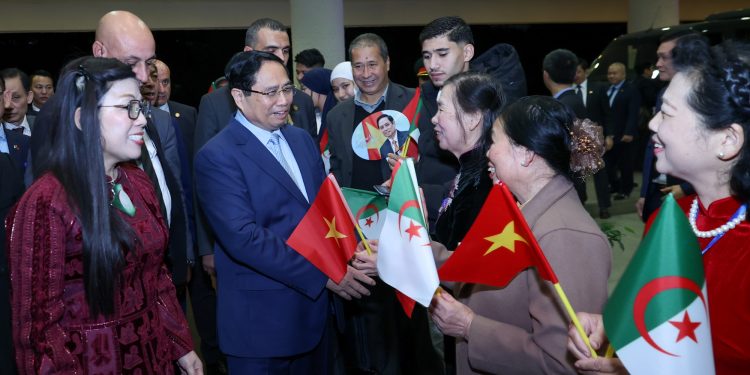 Thủ tướng Phạm Minh Chính gặp gỡ cộng đồng người Việt tại Algeria trong ngày đầu chuyến thăm chính thức