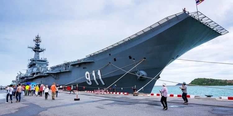 Thái Lan đặt tàu sân bay HTMS Chakri Naruebet vào tình trạng sẵn sàng tác chiến