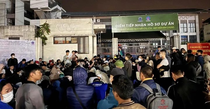Hàng trăm người xếp hàng xuyên đêm chờ nộp hồ sơ mua nhà ở xã hội CT3 Kim Chung