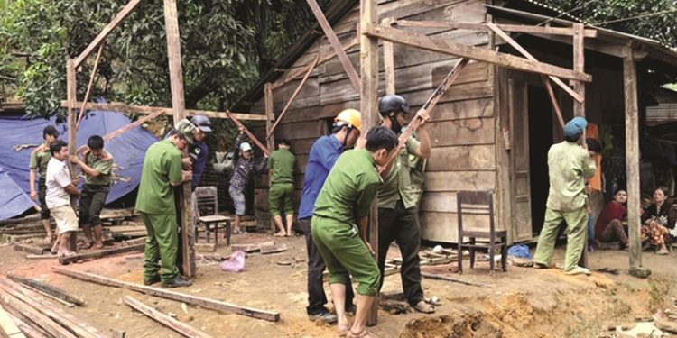 Thủ tướng yêu cầu báo cáo hằng tuần tiến độ xây dựng, sửa chữa nhà cho Nhân dân sau bão lũ