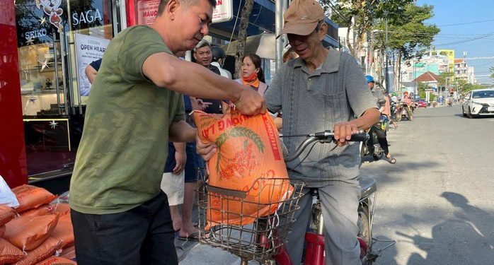 Hành động đẹp của người đàn ông trúng 9 tờ vé số độc đắc ở TPHCM