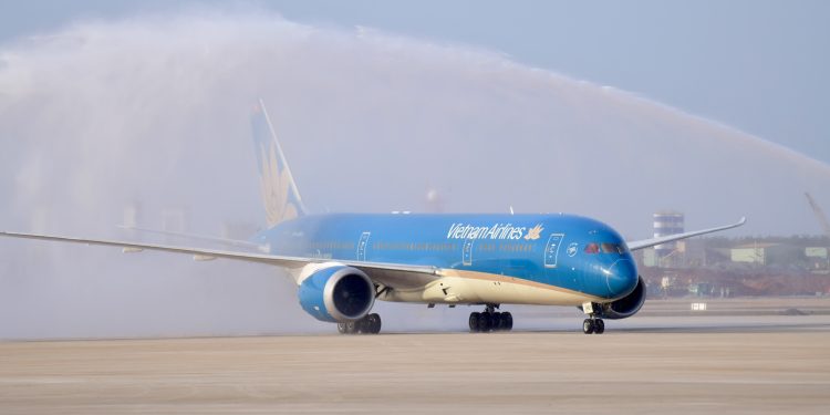 Khoảnh khắc lịch sử: Siêu máy bay Boeing 787 ‘xông đất’ sân bay Long Thành