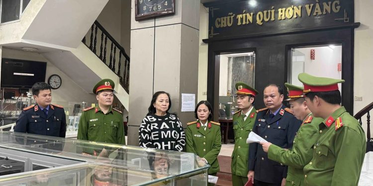 Vợ chồng chủ tiệm vàng nổi tiếng Thanh Hóa bị bắt vì trốn thuế: Doanh thu 5.000 tỉ, nộp thuế chỉ 10 triệu/tháng
