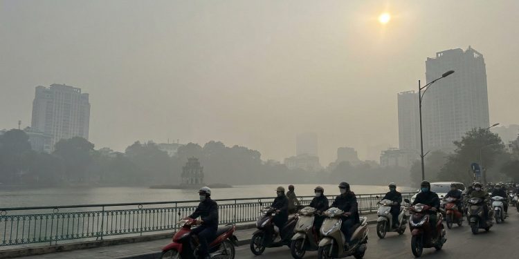 Không khí Hà Nội xấu trở lại sáng 16/12: Lọt nhóm ô nhiễm cao thế giới, người dân cần đề phòng